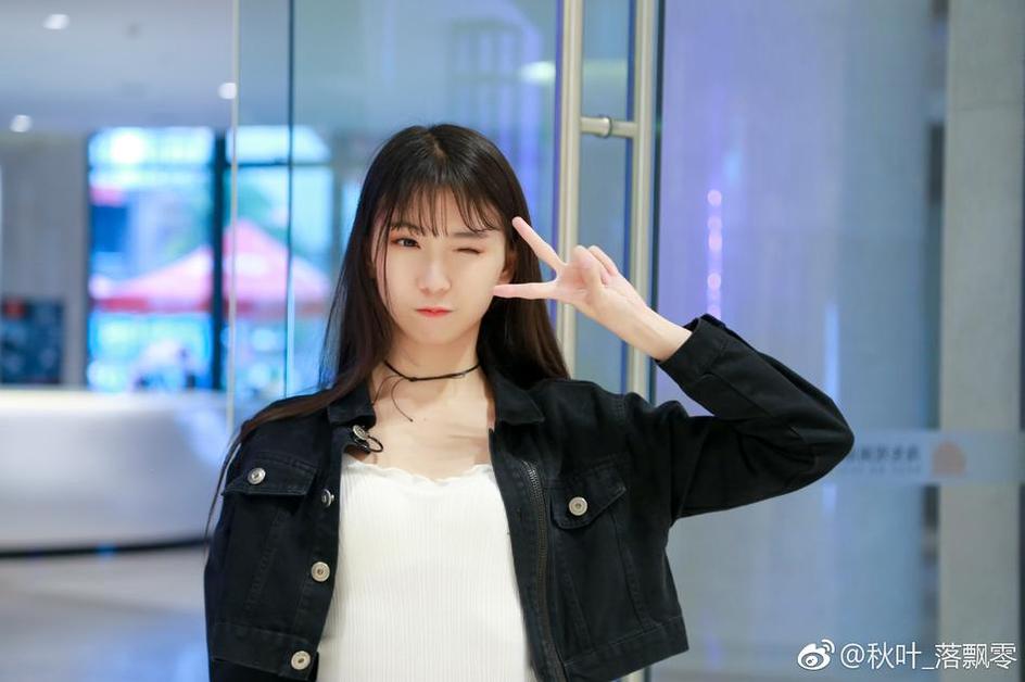 莓可酱w的cos画风简直不要太清新